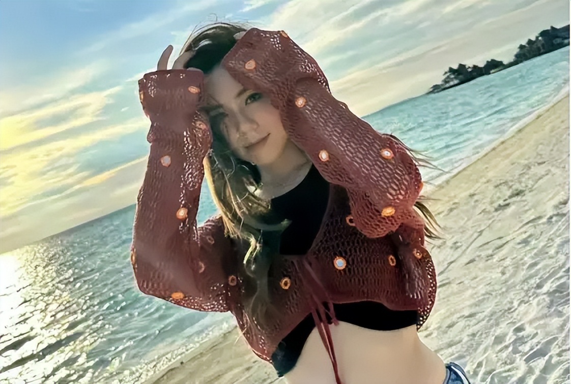 香港知名女星旅游晒超低胸丰满事业线,傲人身材引网友热议