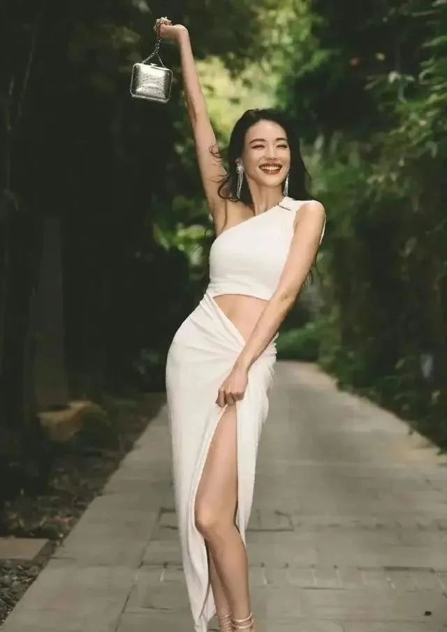 04,杨采钰有一种性感,叫不露也能欲望满满,而杨采钰就是这种特色的