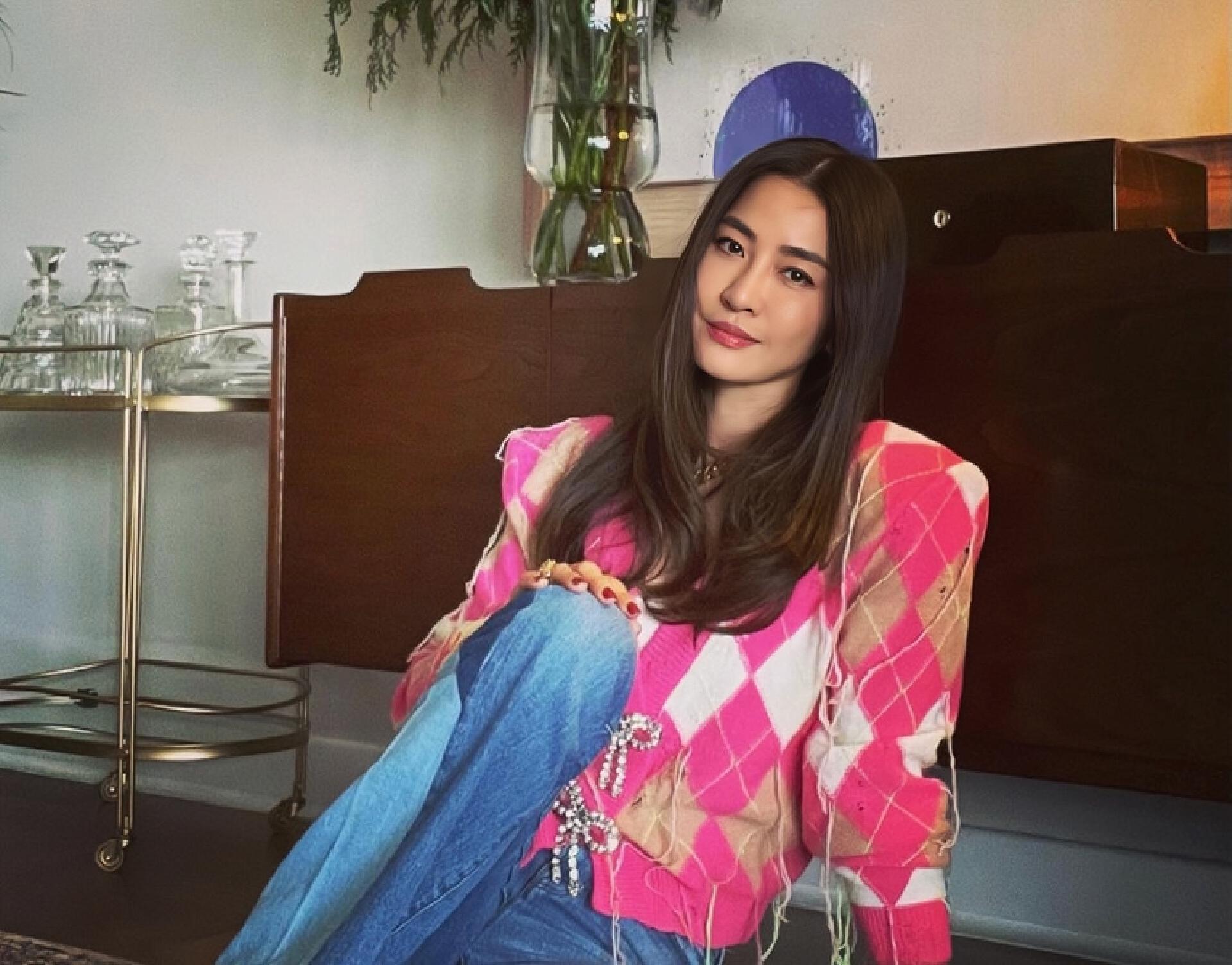 香港名模俩混血儿子越长越帅!两度原谅丈夫出轨,一家都是高颜值