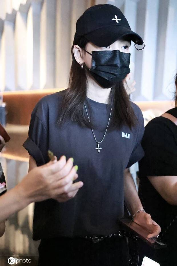 于文文《乘风破浪》上班 一身黑色look又酷又美