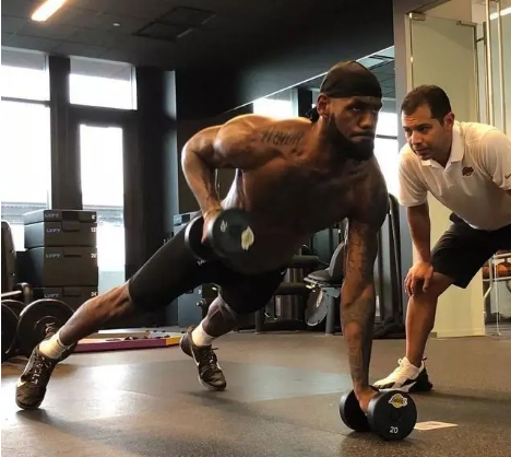 nba哪些球员失眠（NBA球员的睡眠秘密！休息是为了走更远的路（一）—詹姆斯）