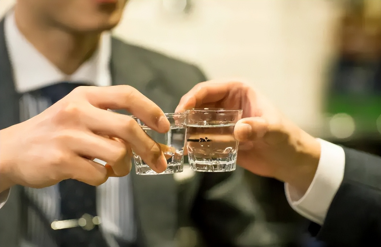 能喝多少酒(63岁赵本山与好友酒局照流露网上,大口喝酒,网友直呼豪爽)