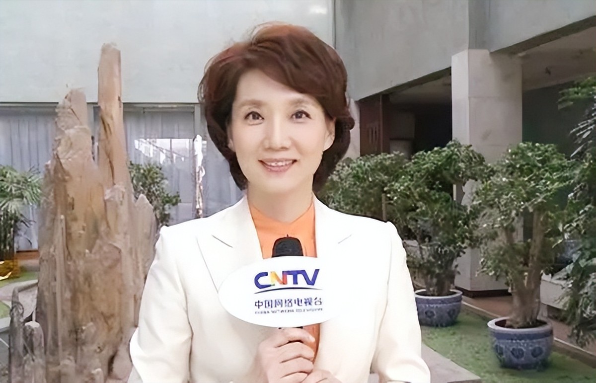 央视cctv13主持人(央视"首席女主播",《新闻联播》26年0失误,今59岁)