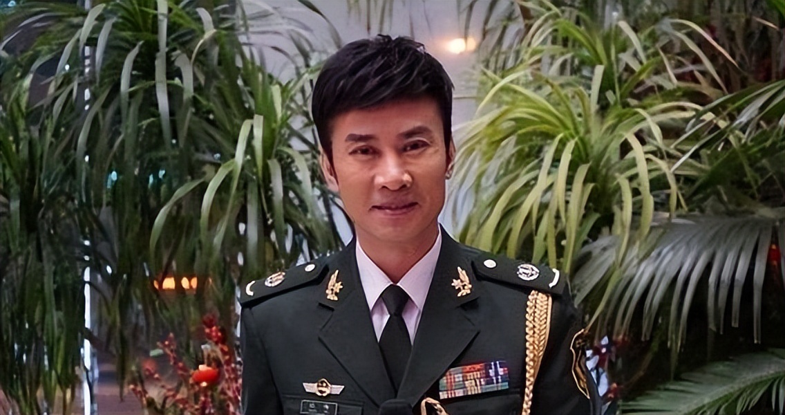 56岁歌手江涛疑成"医美败笔",网友大呼认不出,满脸科技假面感