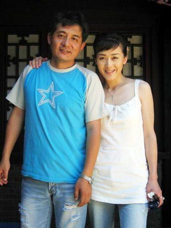 电影演员小李琳(51岁女演员李琳:被前夫一巴掌扇到离婚,二婚嫁给世界