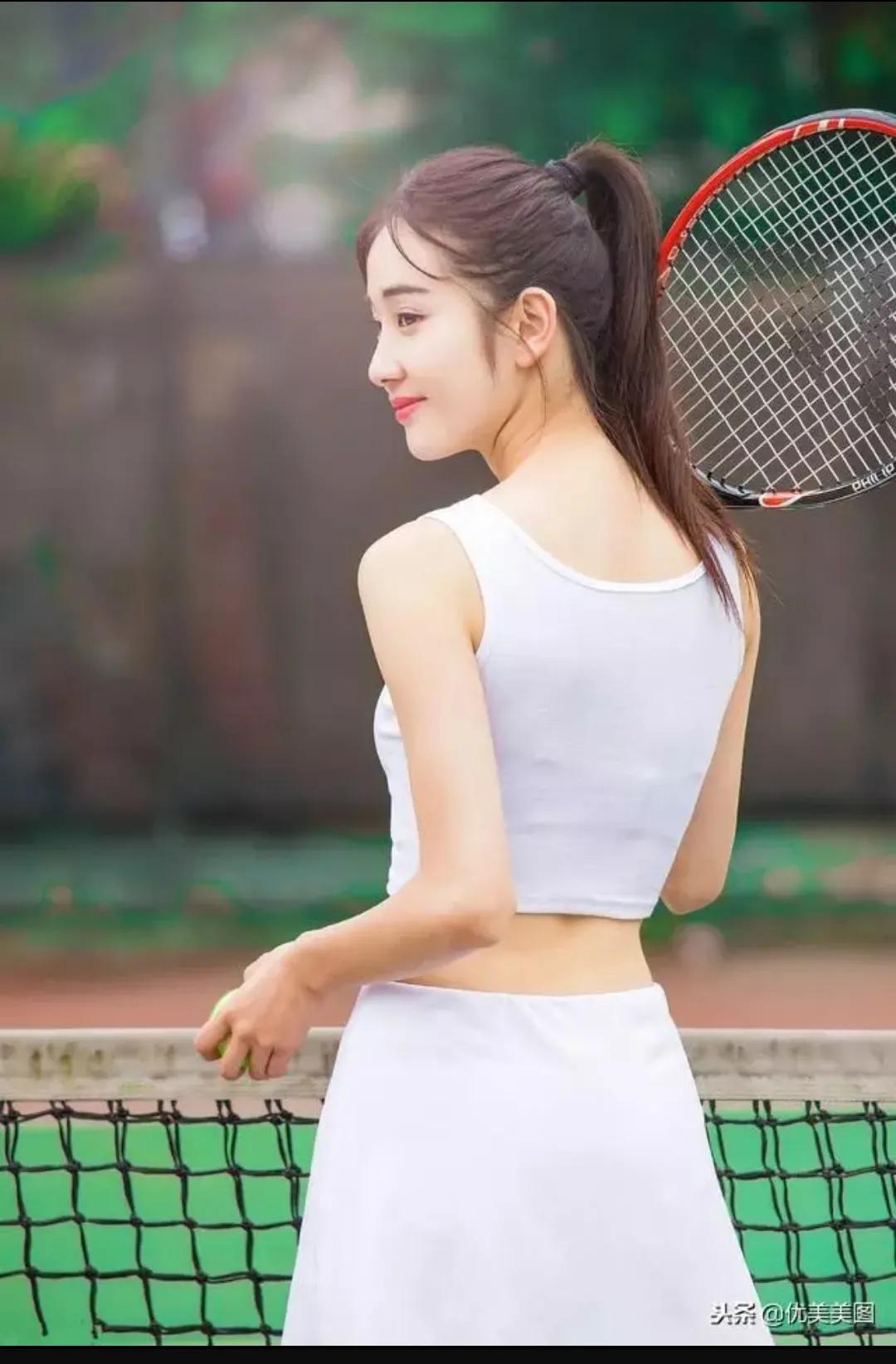 美女网球(打网球的美女，每天坚持运动1个小时，身体杠杠的「22.3.25」)