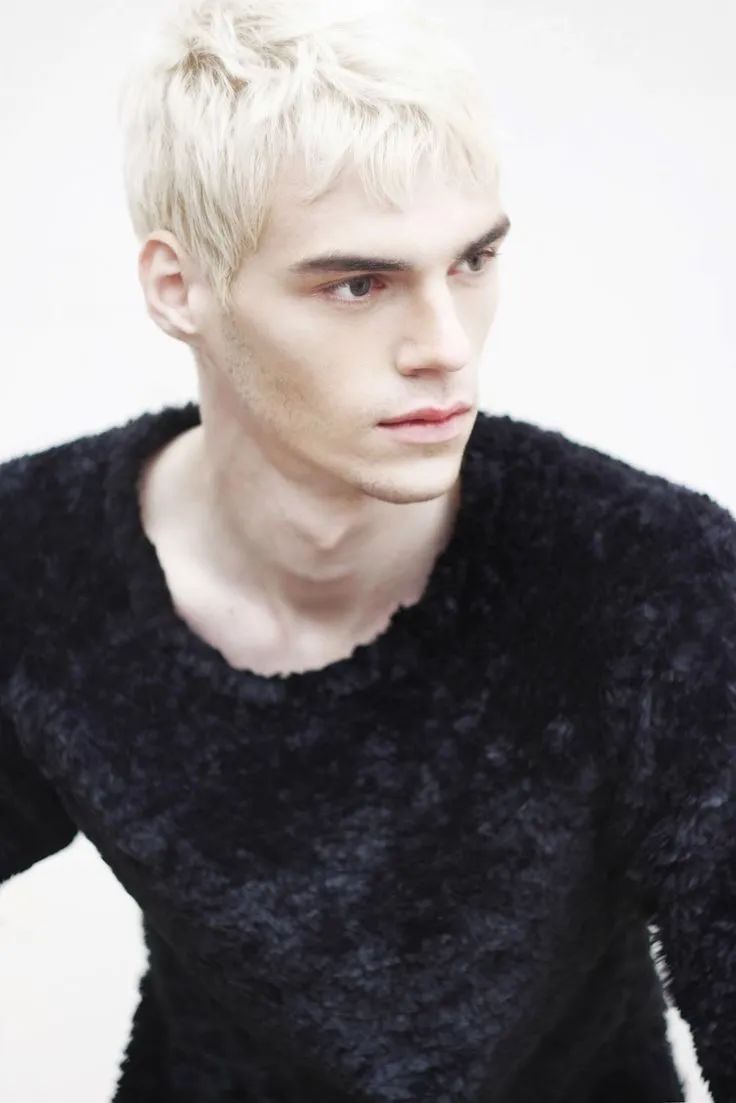 乌兹别克斯坦国家男子足（乌兹别克斯坦的男模特马克西姆·米特罗法诺夫）