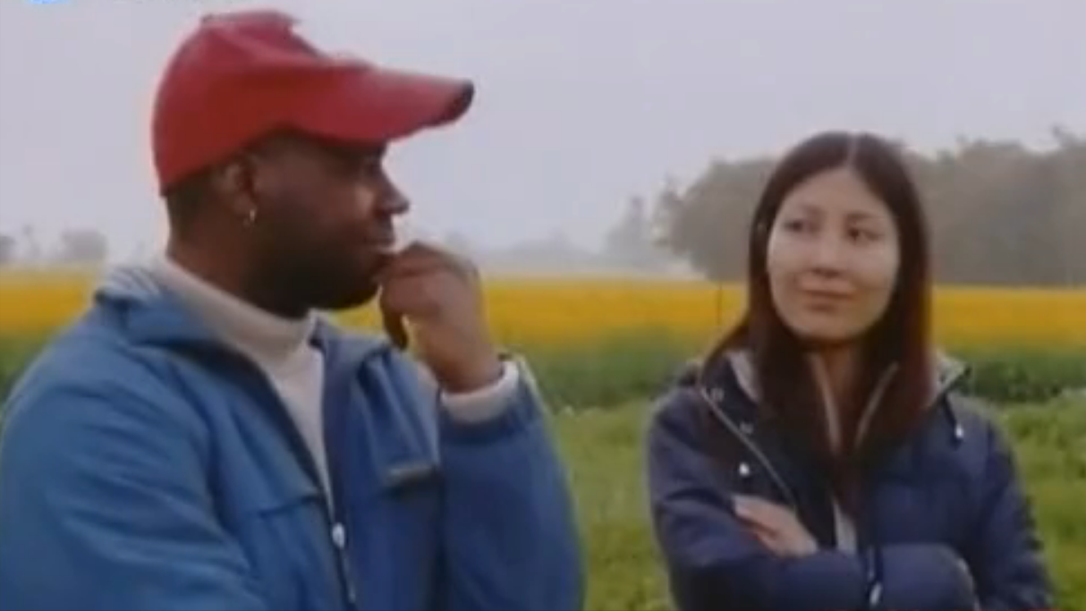 美国黑人留学生娶四川单亲妈妈，还打六份工，养妻子前男友的父母