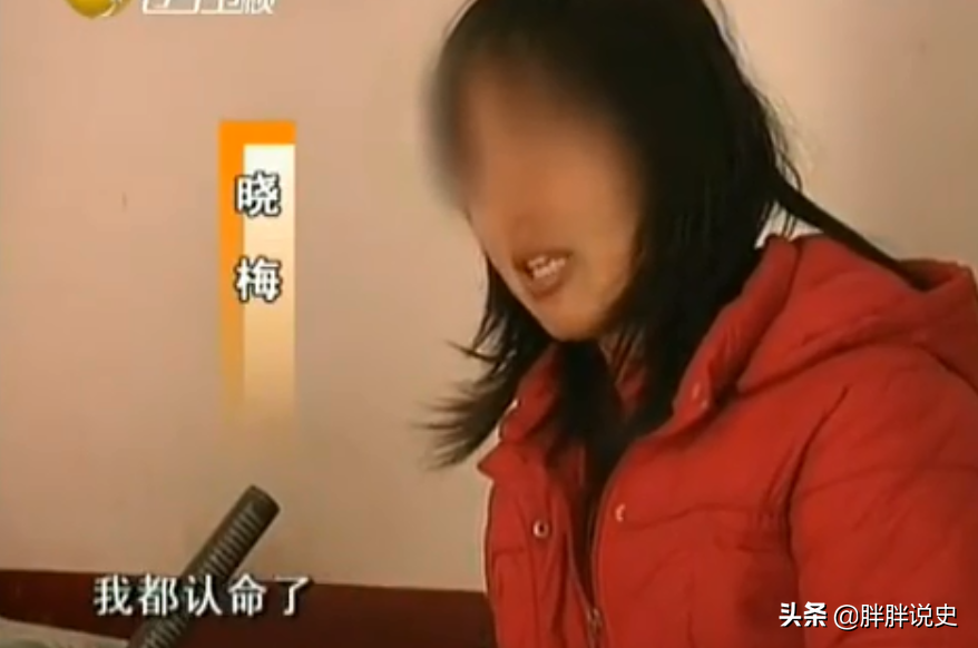 女大学生裸照被散发在全村，施暴者是餐厅员工，他哥哥是大学领导