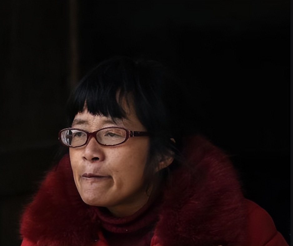 诗人余秀华：好不容易脱离苦海，转身又跳进火坑，图啥呢