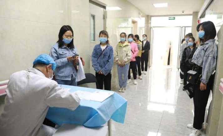 高考体检时，学生要全部脱光？高三党被吓坏，医生：我也不想看