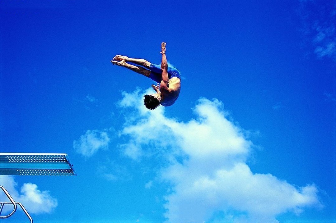 人类跳水最高可以有多少米(如果你从万米高空自由落体，掉到大海有什么后果？有存活的几率吗)