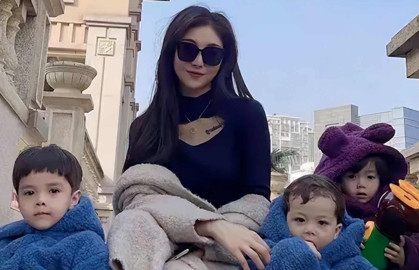 山东90后美女模特，未婚生下3个混血女儿，年入千万