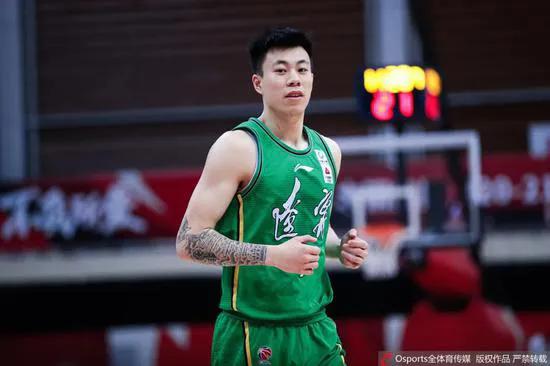 十一号篮球队员是谁（猜测新一届中国男篮首发阵容和他们的球衣号码）