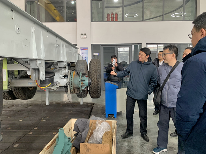 驕傲！鑼響全球首款混合動(dòng)力、新材料掛車(chē)路試出征