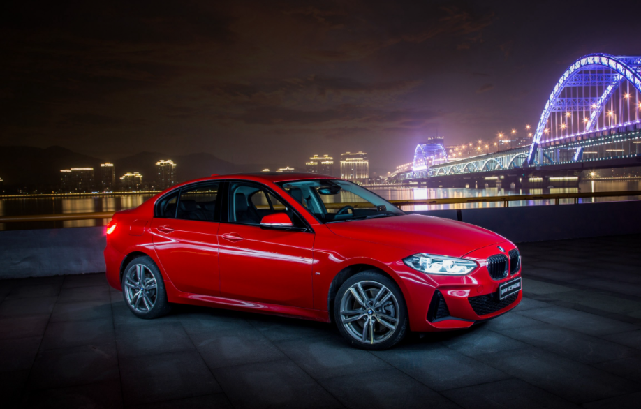 女的开什么车既实用又好看（女生开哪款车合适些）