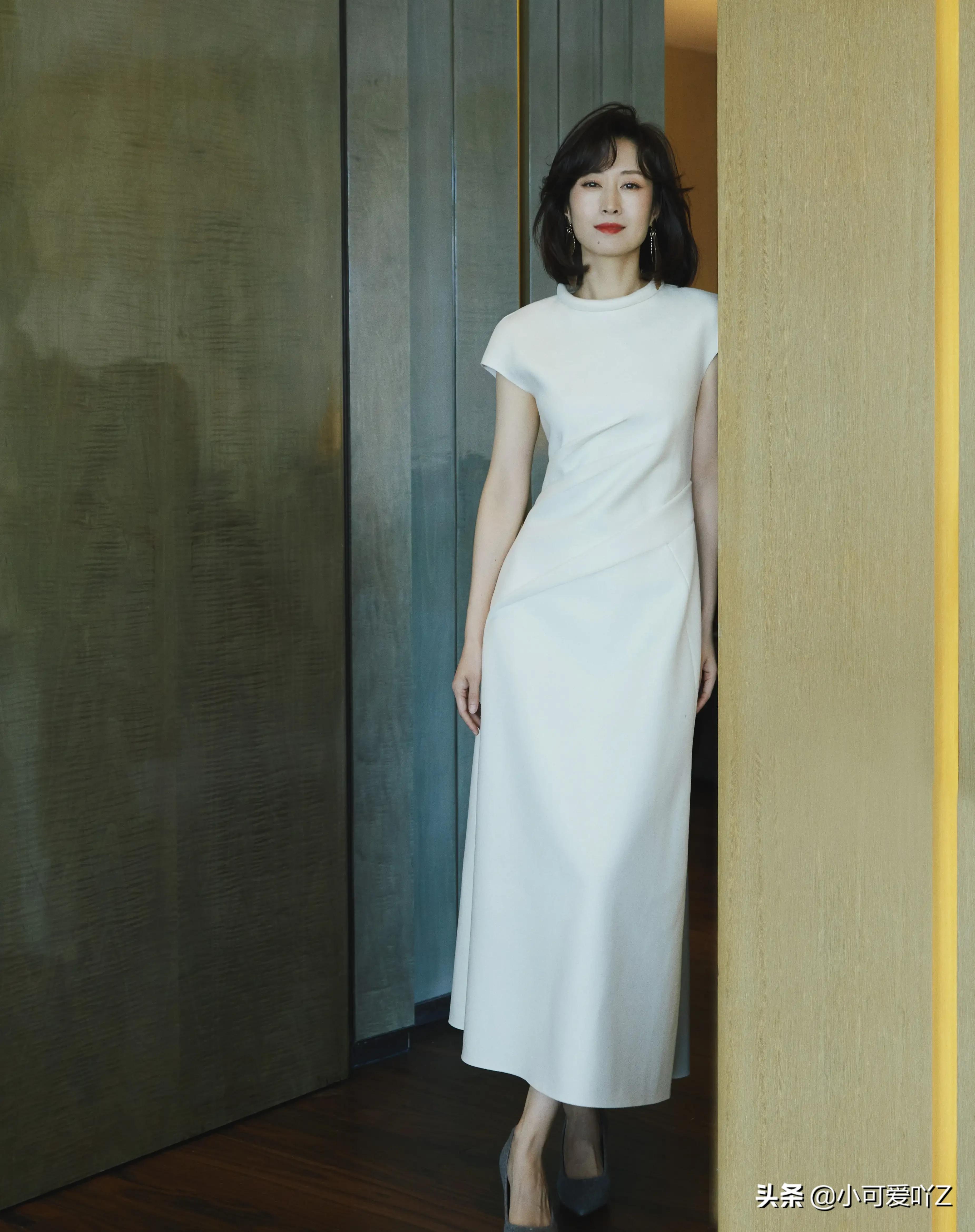 刘敏涛，裙装衬托出成熟女人的美