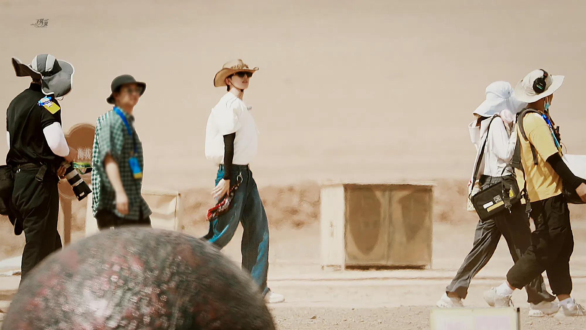 《奔跑吧》直播截图之蔡徐坤和跑男新疆路透来啦