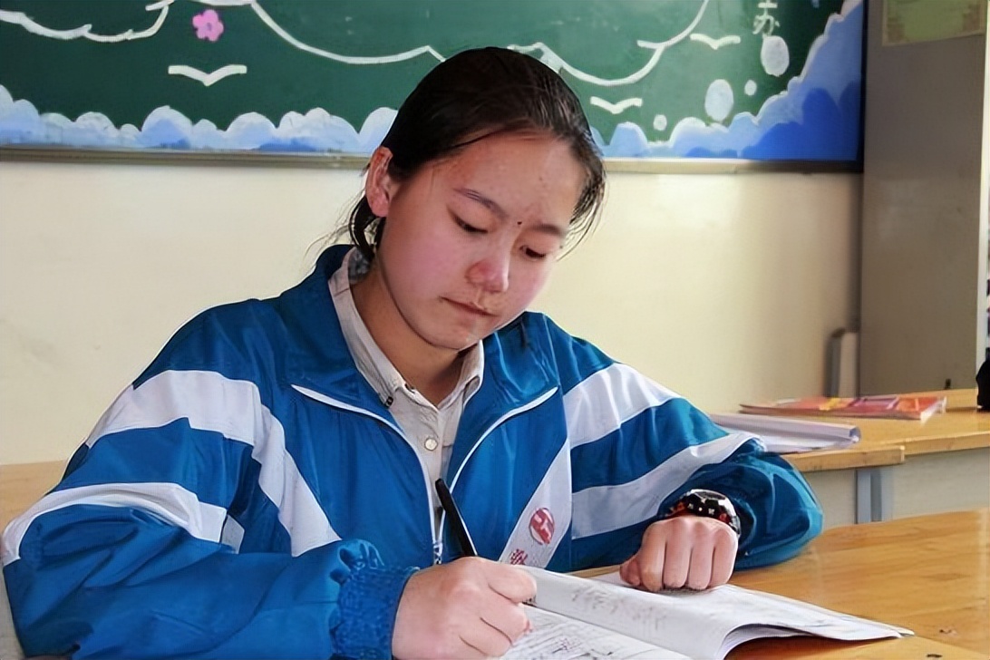 中学生发型标准出炉，男生清爽少年感十足，女生却直呼难以接受