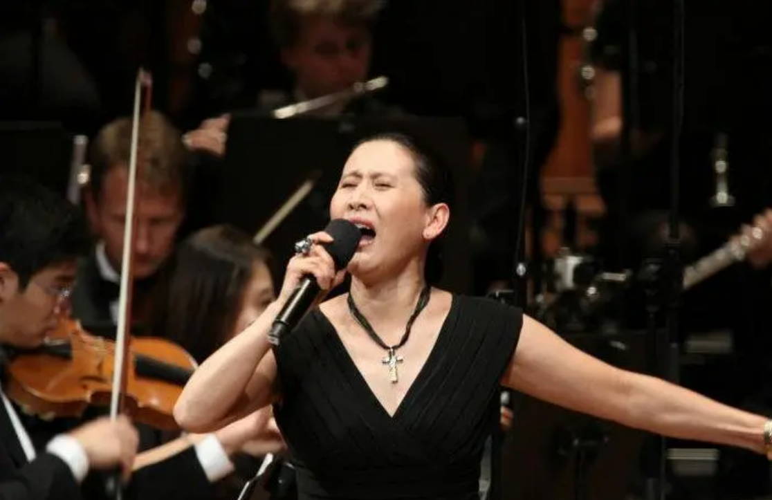 著名歌唱家远征:80年代红极一时,离婚后远嫁美国,如今怎样了?