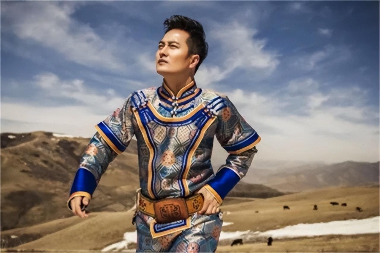 她是云飞前妻,老公在星光大道成名后和她离婚,如今独自带女生活