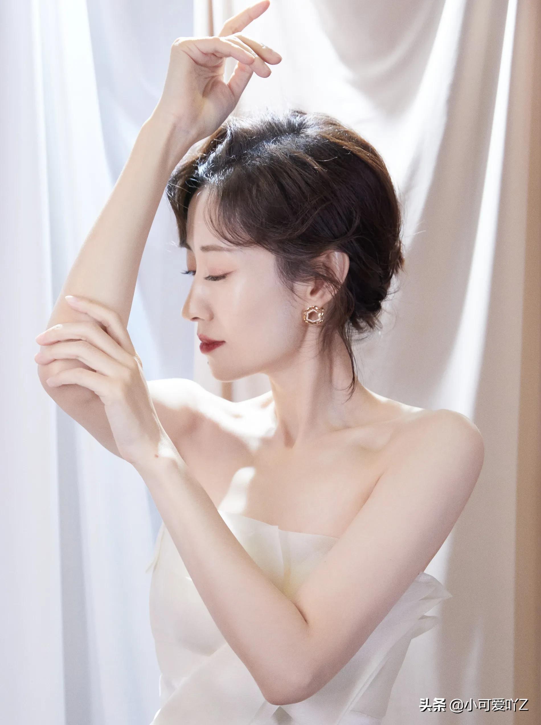 刘敏涛，裙装衬托出成熟女人的美