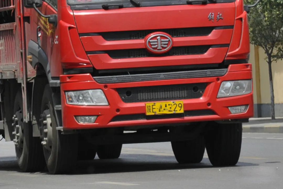 不按规定装号牌 新交规从12分直降3分