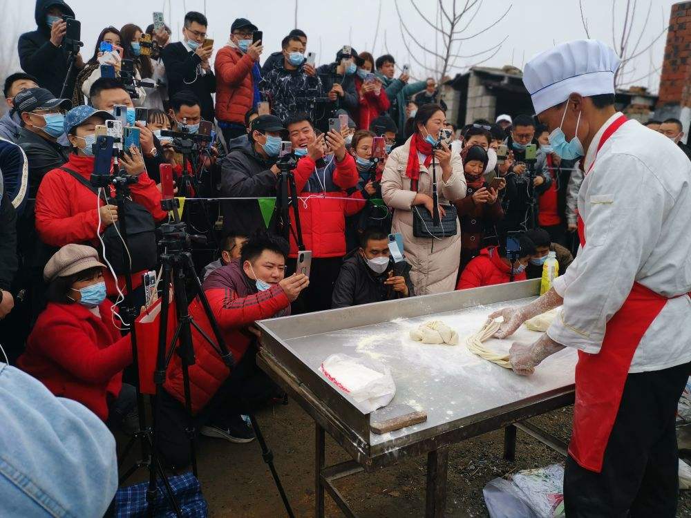 还记得拉面哥吗！乡村网红故事，如何不烂尾？