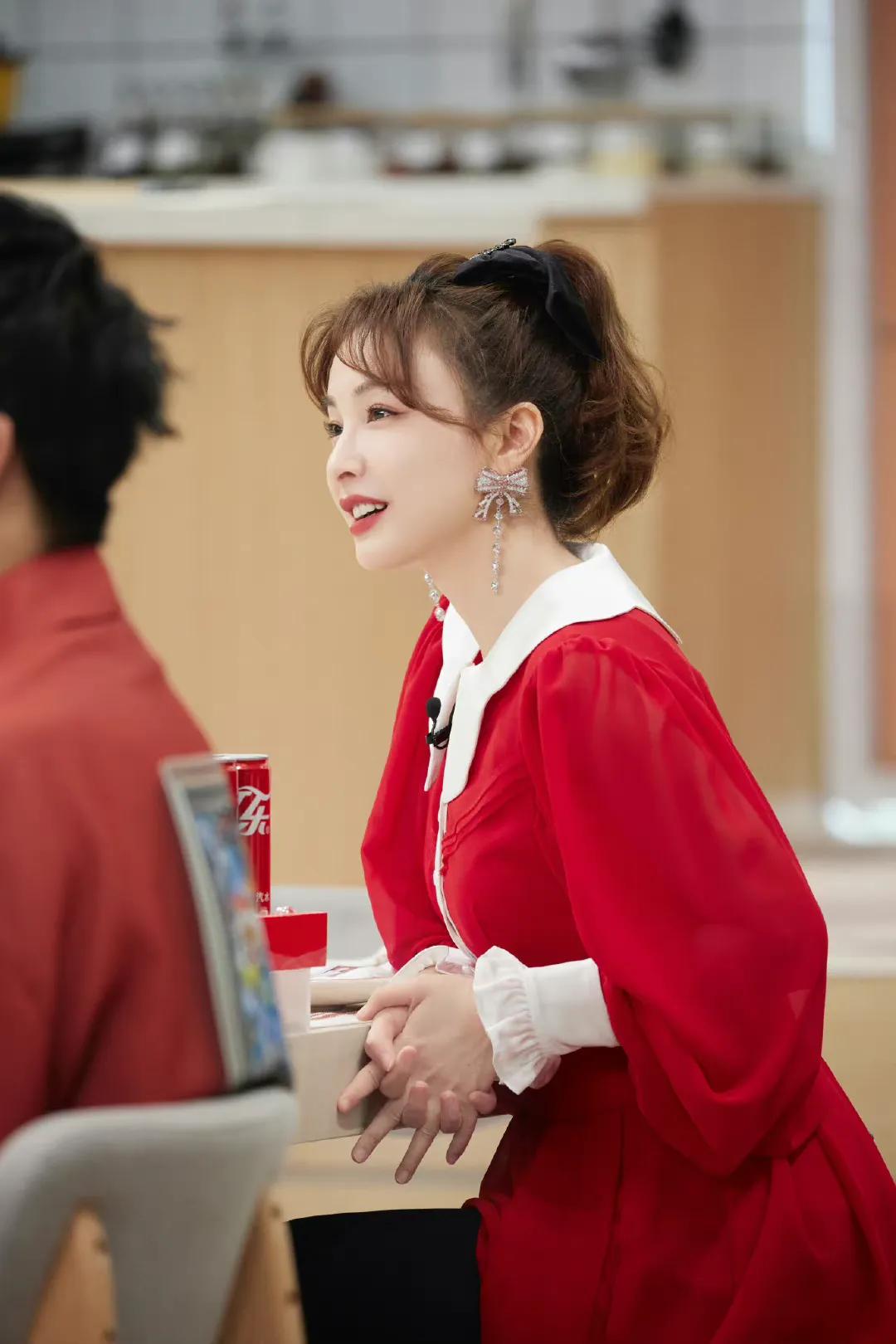 吴昕近期参加综艺穿搭