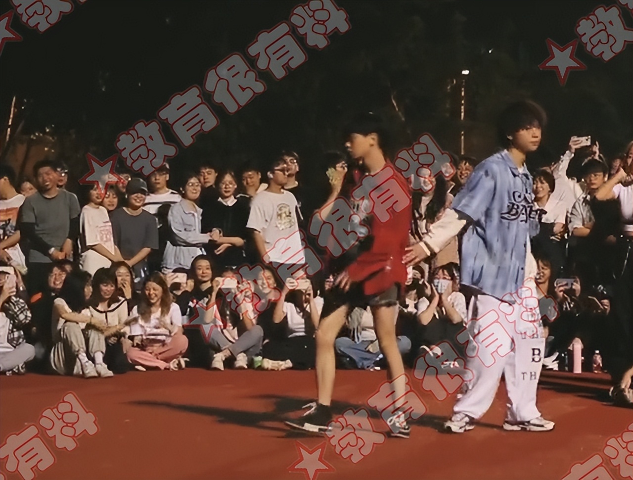 两大学生校内热舞，引众人围观，网友：原以为是一男一女