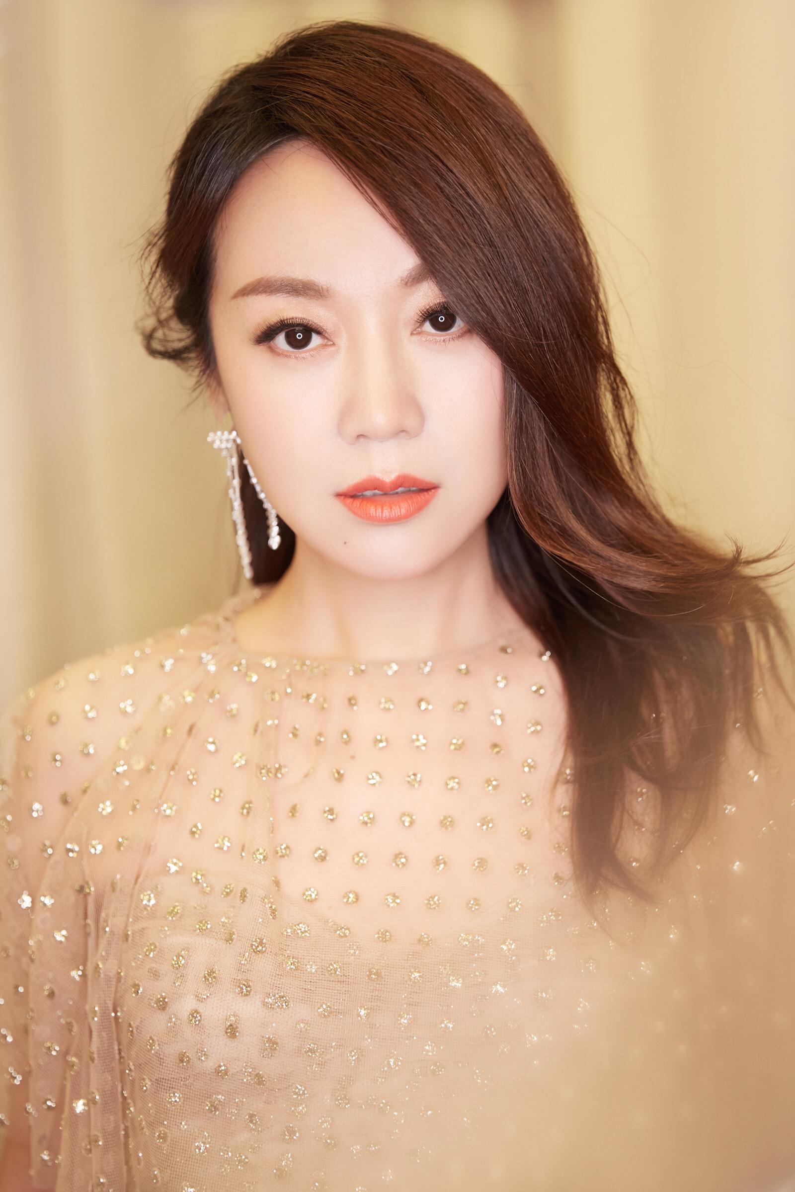 离婚18年了，闫妮和前夫邹伟的人生状况，有何不同？