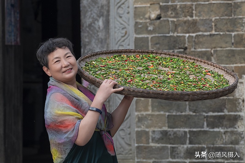 欣赏自然界的秋色美，也要懂得欣赏人生的秋景