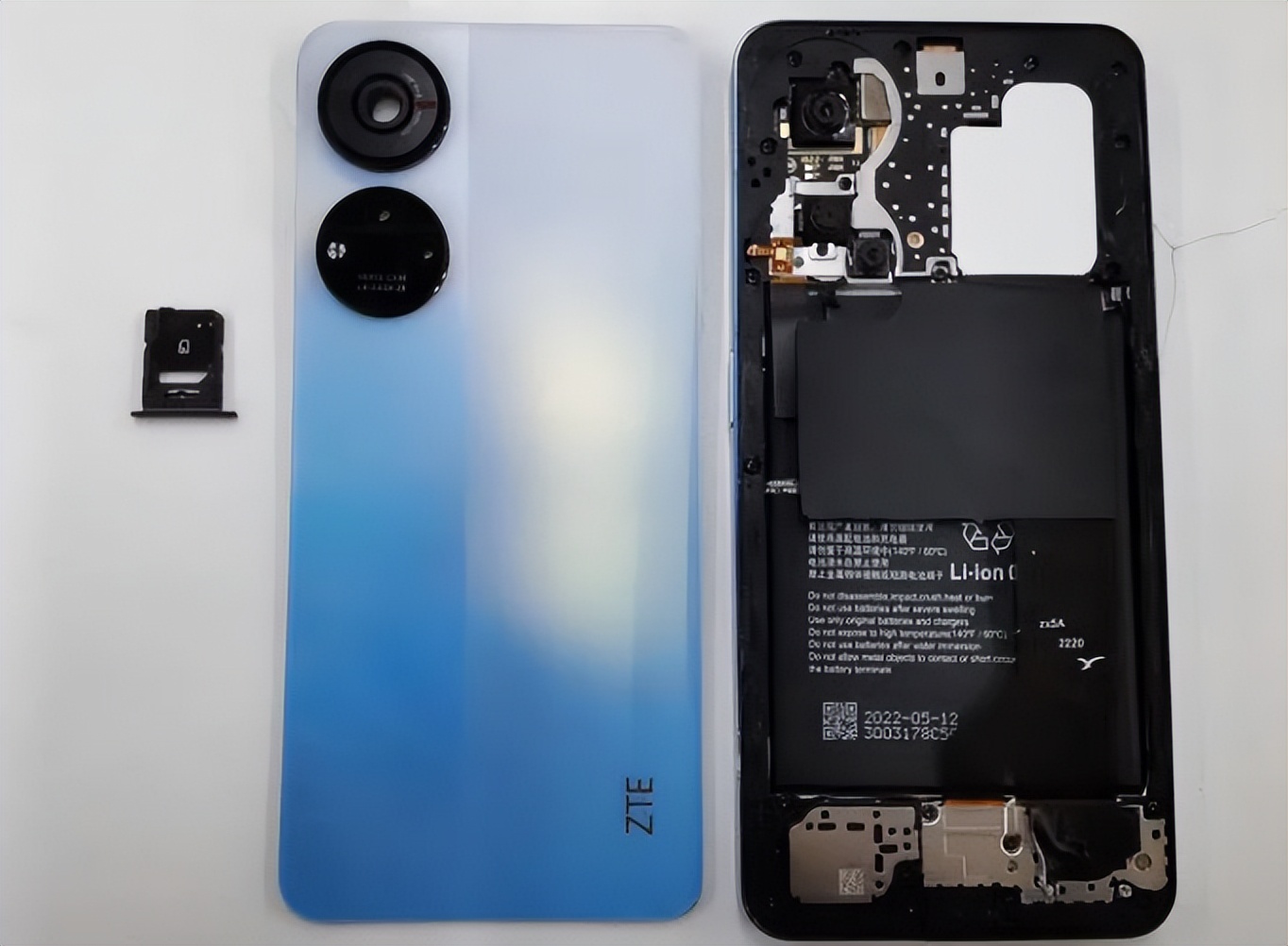 中兴Axon 40 SE真机曝光：配备屏下摄像头、直角边框设计