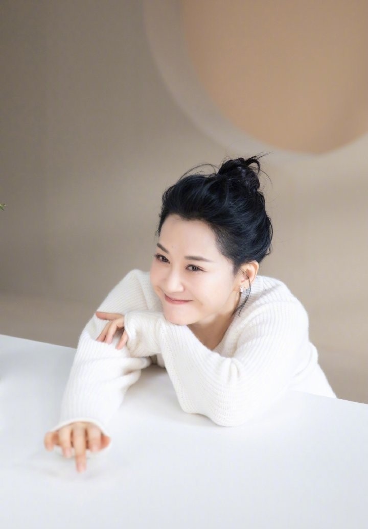 53岁许晴罕见露面，皮肤白嫩似婴儿胳膊细似筷子，扎丸子头像17岁