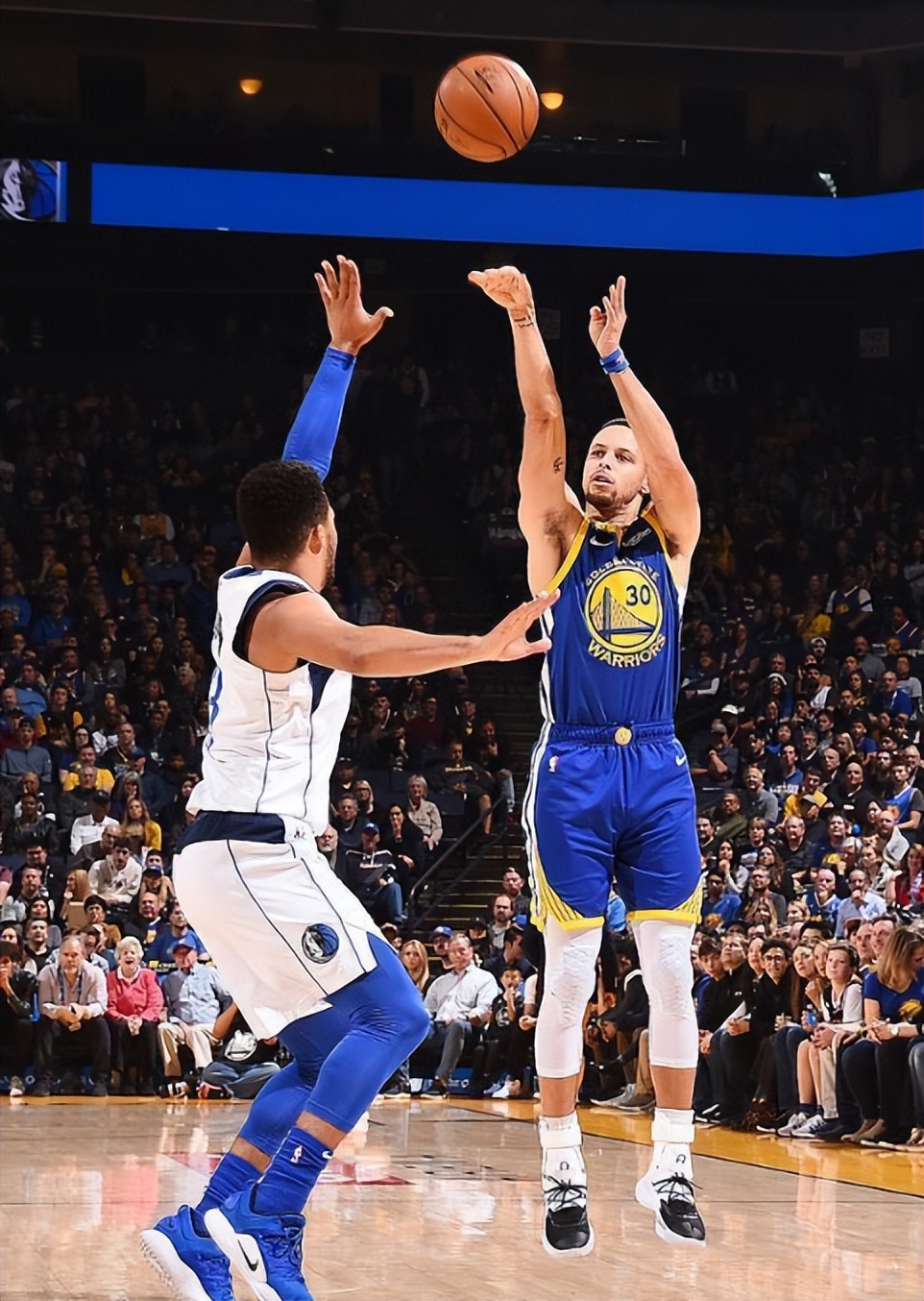 nba球員為什么很少掏球</h2>

<p>　　首先跟比賽節奏有關，現在比賽節奏太快，24秒完全夠用。常規賽很多時候，也就傳導幾次球就出手，根本用不了多少時間。二次進攻也從24秒改成14秒，這就是迫使球員增加出手。而單手抓球需要閱讀防守，還要不斷背打，對于時間消耗大，球員自然慢慢用得就少了。</p>

<p>　　<img alt=