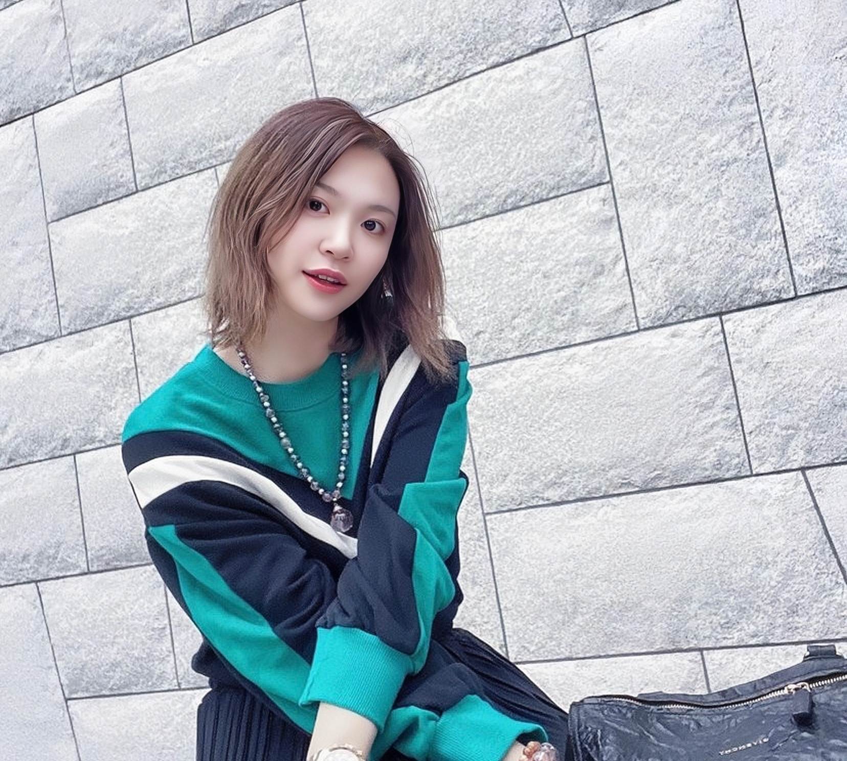 和她同届的港姐,有大家熟知的王君馨,黄智雯,赵希洛以及张嘉儿等人