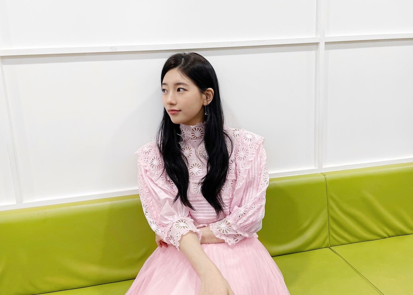 裴秀智时隔9年出演写生簿粉色连衣裙造型被吐槽很难看