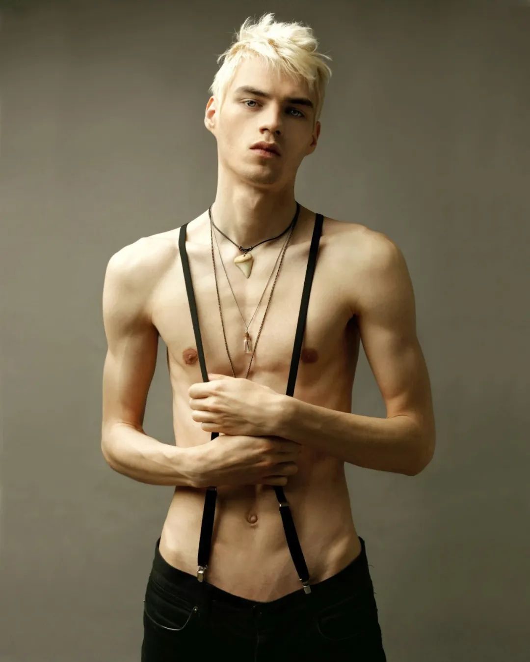 乌兹别克斯坦国家男子足（乌兹别克斯坦的男模特马克西姆·米特罗法诺夫）