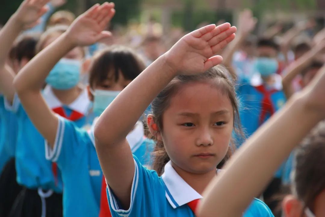 双流区九江小学举行“争做绿色低碳AI小达人”环保主题升旗仪式