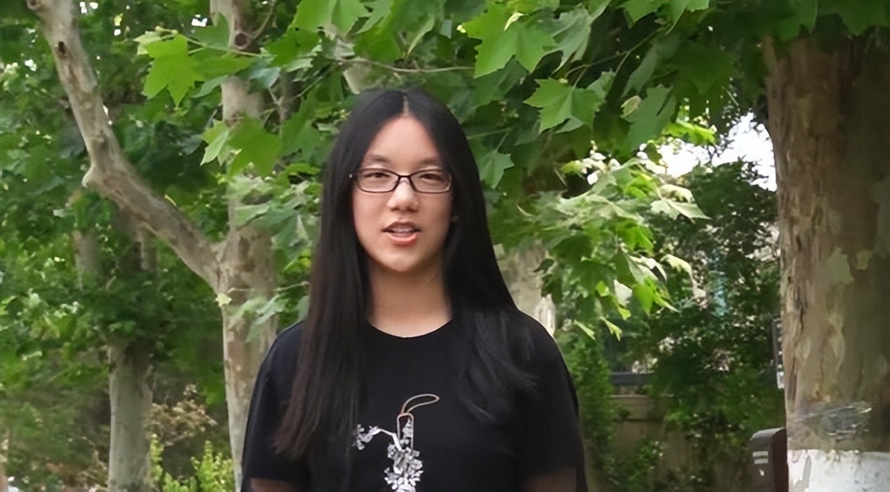 16岁黄多多晒自拍，涂红色指甲油时髦感超强，脸上的雀斑抢镜了