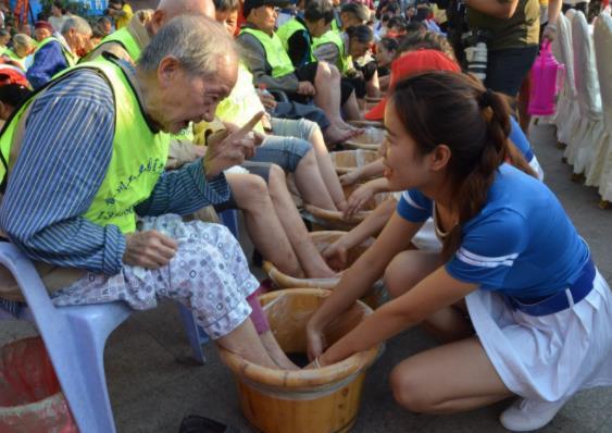为完成任务,双胞胎萌娃"敷衍式"给妈妈洗脚,网友:拍一个就好