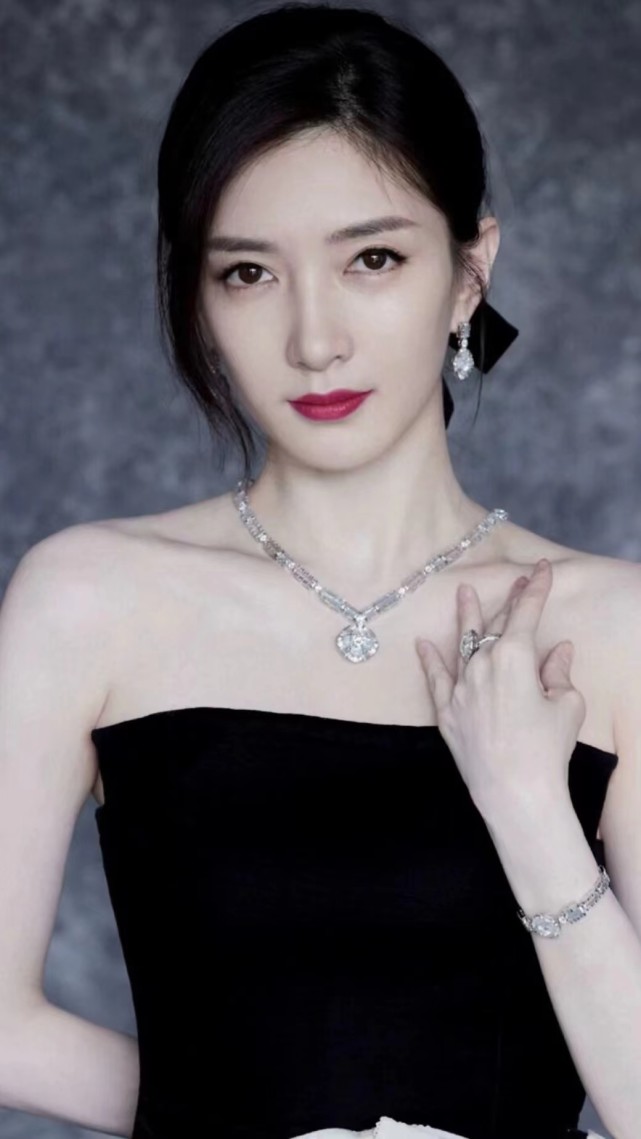 脸型崎岖,颧骨突出,嘴歪,当明星离开精修,缺点全暴露