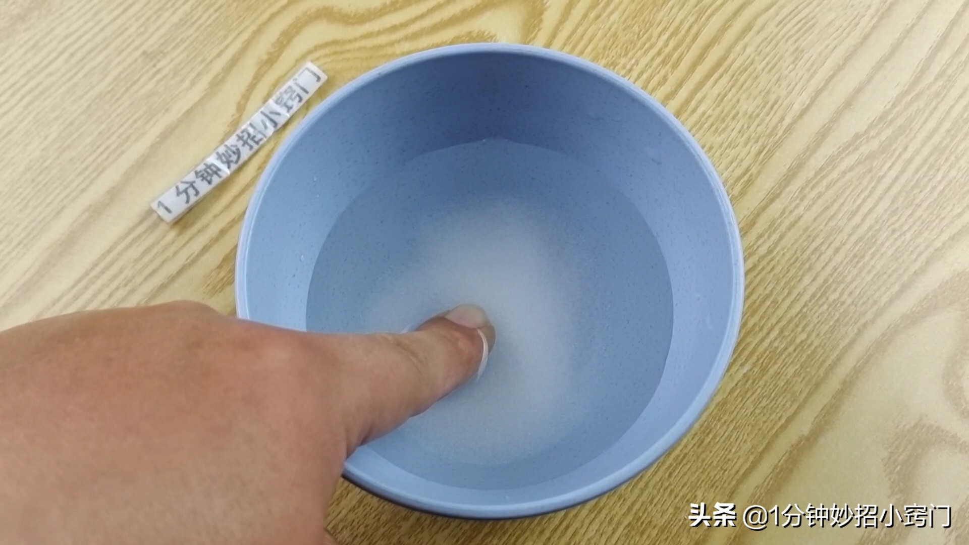 手上扎木刺了不要用针挑，教你一招让刺自己跑出来，非常简单实用