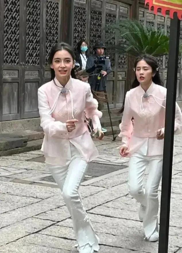 为了提高节目的收视率，导演不要钱，直接上场玩游戏了？