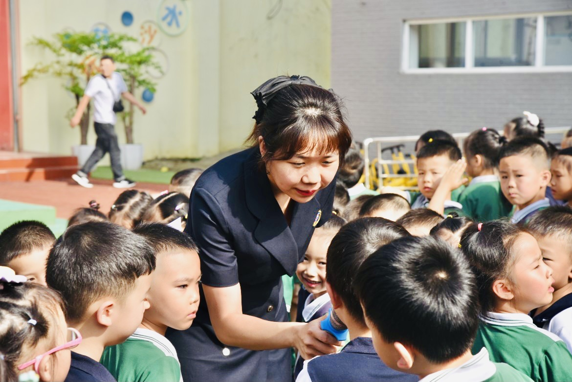 德阳市第一幼儿园开展“讲清廉、扬清风”国旗下主题教育活动