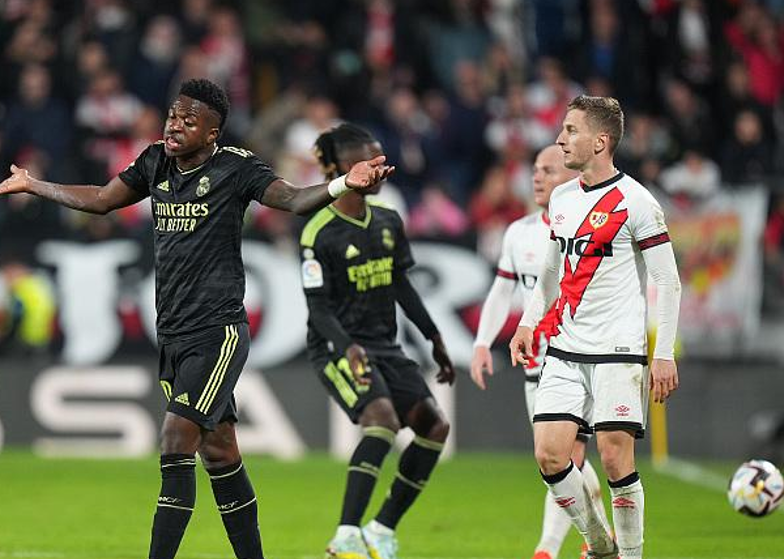 西甲皇马夺冠可能（西甲转折点？皇马2-3爆冷+赛季第3次丢分，巴萨放弃欧战或能夺冠）