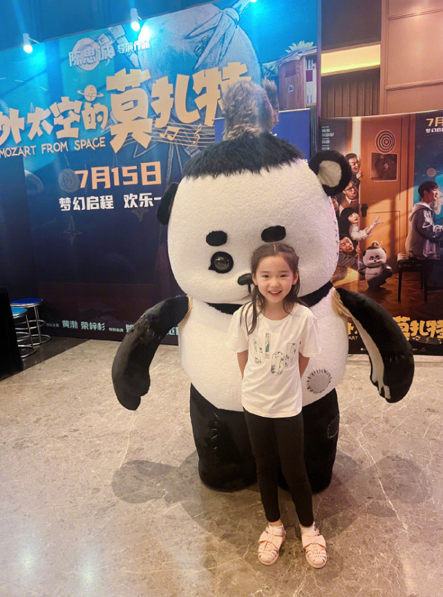 董璇带女儿看陈思诚新作并大赞，小酒窝五官俏丽，笑起来超像妈妈