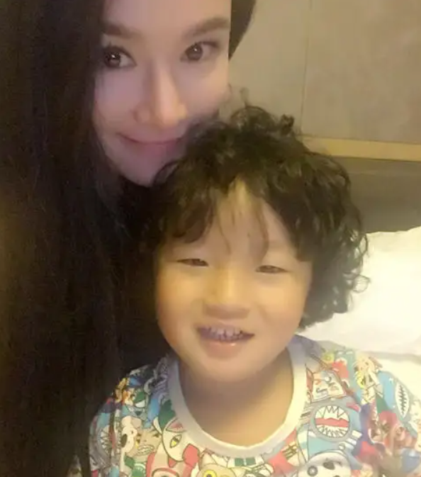 冉莹颖：为爱从央视辞职，一年被甩23次，为救邹市明生三胎存血？