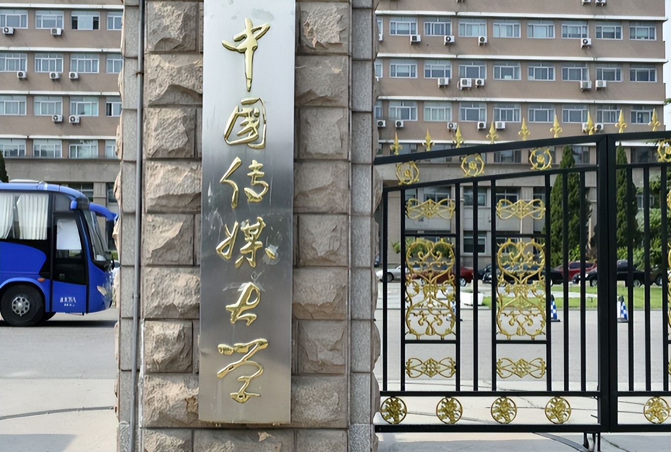 中国传媒大学的“校草”火了，长相冷峻且精致，网友：典型央视脸