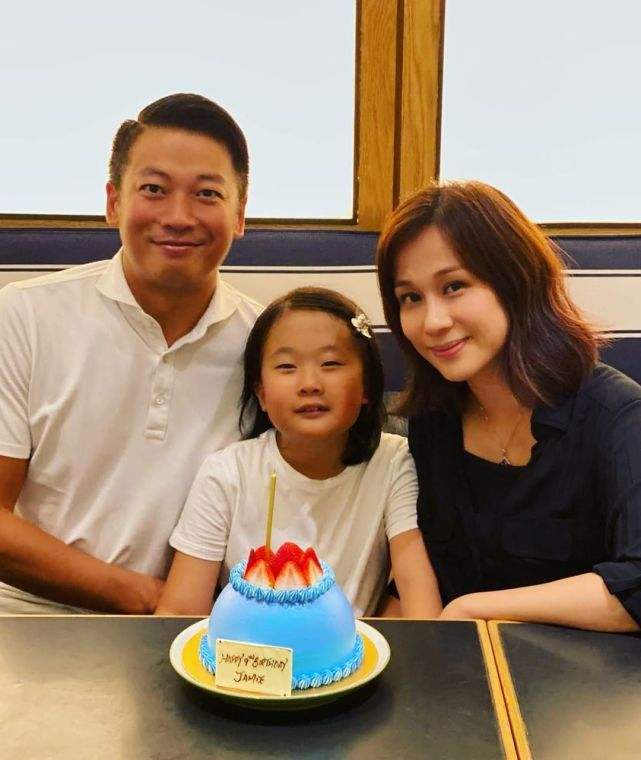 TVB两大甜妹命运各异，唐宁离婚带两娃苦求工作，文颂娴却很幸福